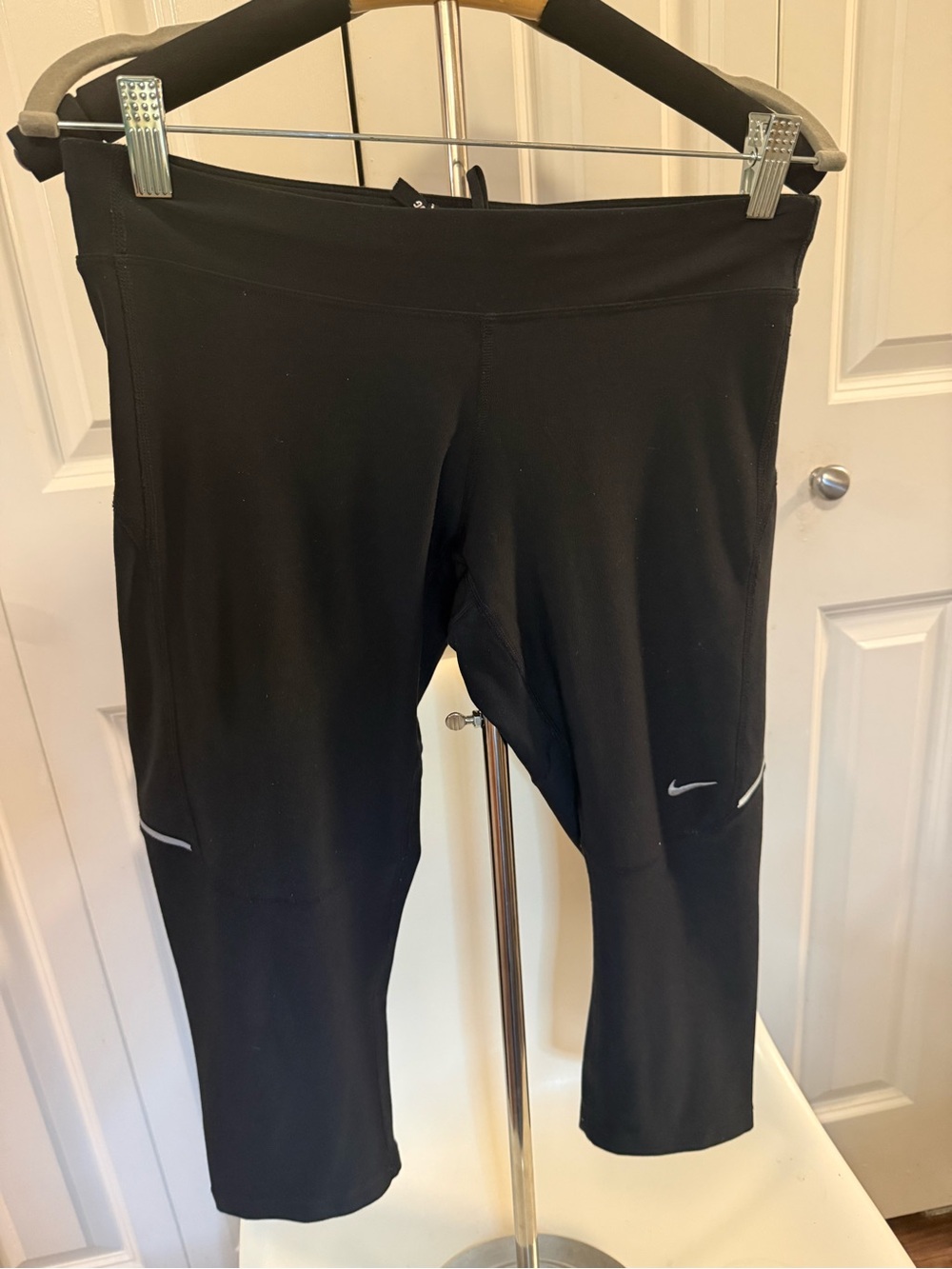 Nike Black Cropped Leggings capris with Reflective Swoosh medium 18 in inseam